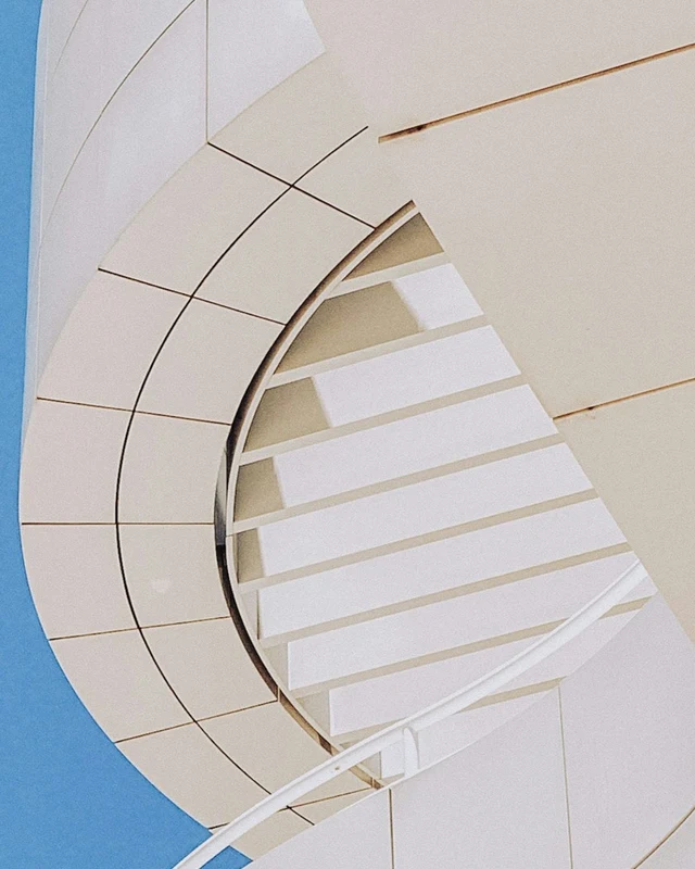 Portret / 4:5: rzeczywisty kadr geometrycznej elewacji z tego samego zdjęcia Getty Center.