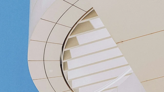 Poziom / 16:9: rzeczywisty kadr geometrycznej elewacji z tego samego zdjęcia Getty Center.