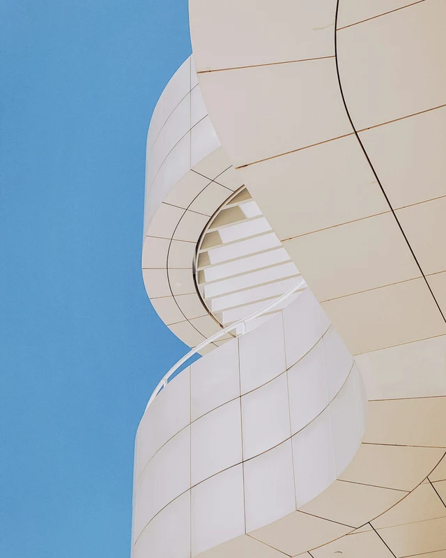 Geometryczna, jasna elewacja Getty Center na tle błękitnego nieba.